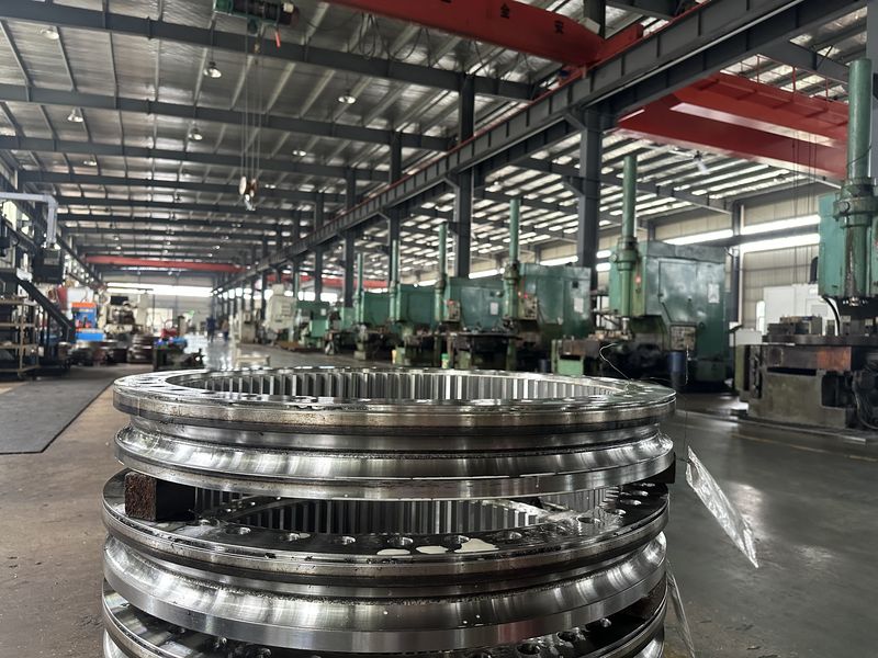 Anéis de giro para guindaste sobre caminhão — aguardando montagem