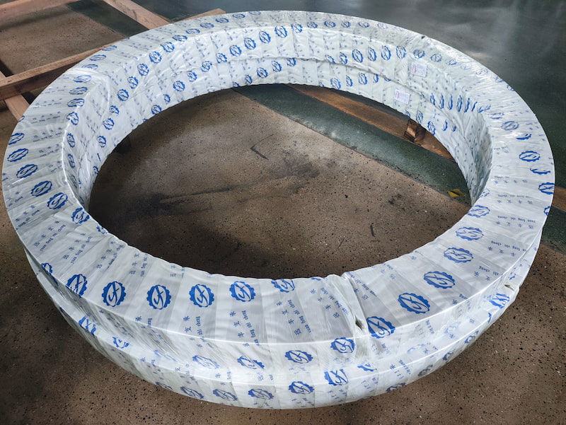 Precision roller slewing rings