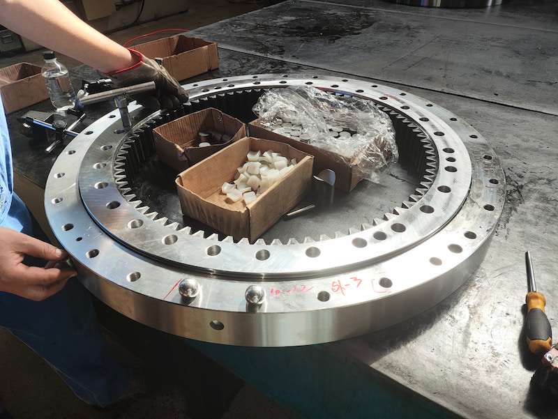 Slewing bearings with internal gear