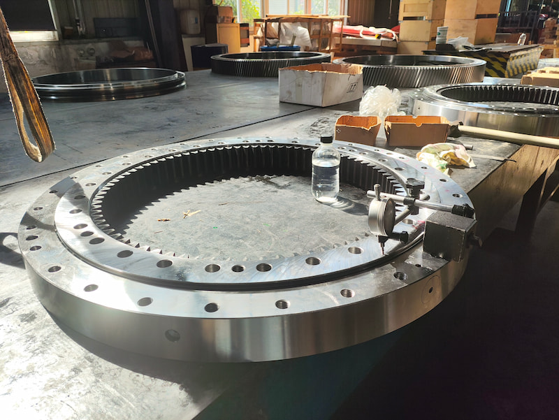 Crossed cylindrical roller slewing ring