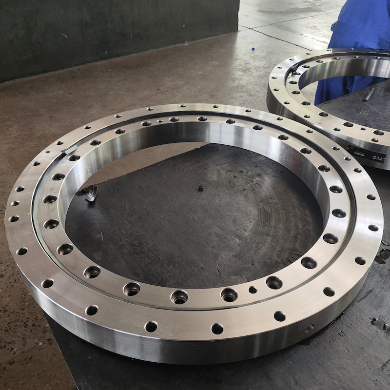 Slewing bearing for trailers