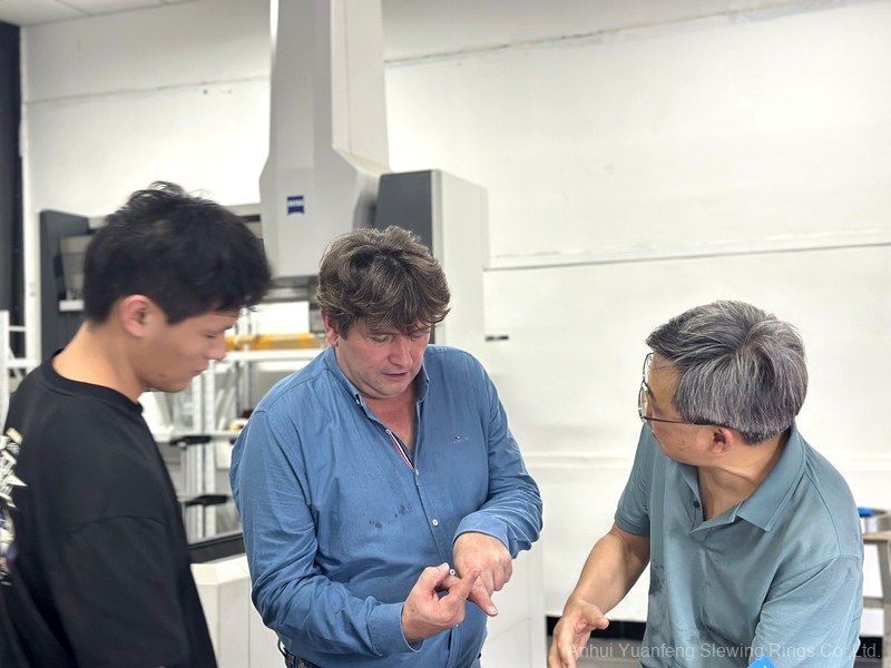 Cliente estrangeiro visita a fábrica da Yuanfeng em Hefei