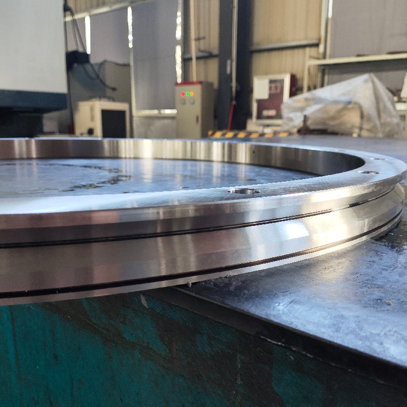 Cross roller slewing rings