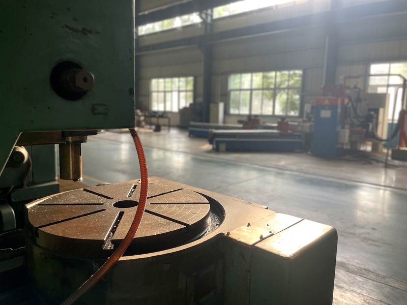 Large-diameter slewing bearing for a machine tool rotary table